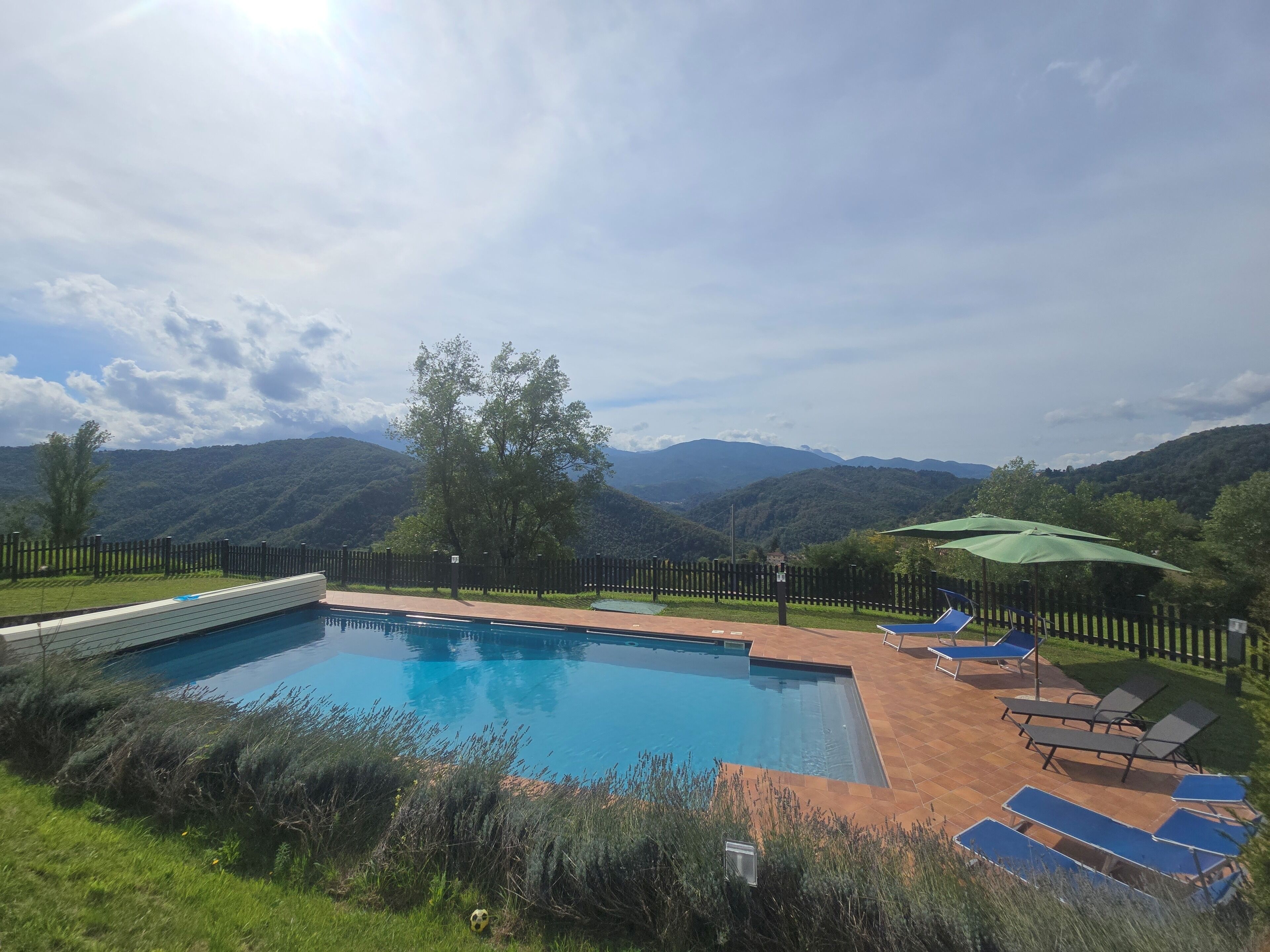 Utomhuspool och uppvärmd pool