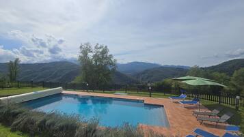 Piscina all'aperto, una piscina riscaldata
