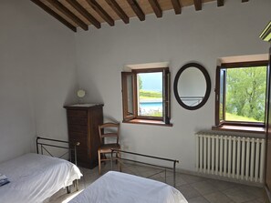 5 habitaciones, tabla de planchar con plancha y cuna de viaje 