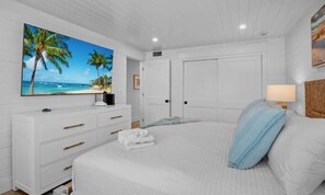 Room - NEW!~ Beach Front/Heated Pool! Coconuts 107 (Holmes Beach)
