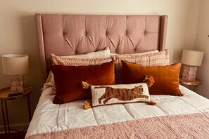 Iron/ironing board, Internet, bed sheets
