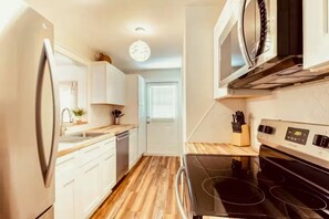 Køleskab, mikrobølgeovn, ovn, kogeplade