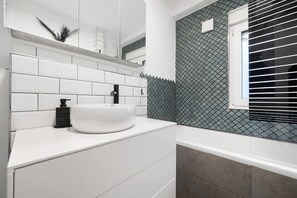 Douche, séchoir à cheveux, serviettes fournies