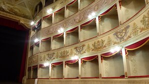En storslagen teater med utsmyckade dekorationer och flera balkonger.