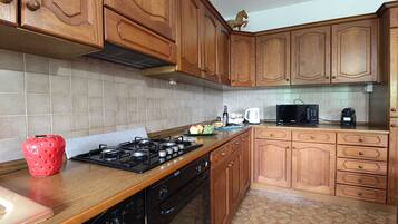 Appartamento, vista montagna | Cucina privata | Frigorifero, microonde, forno, piano cottura