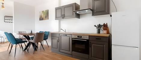 Frigorífico, microondas, horno y placa de cocina