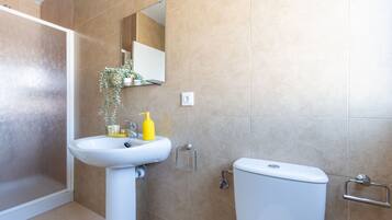 Standaard kamer | Badkamer | Een douche, handdoeken