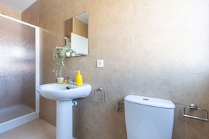 غرفة عادية | حمام | تجهيزات دش، مناشف