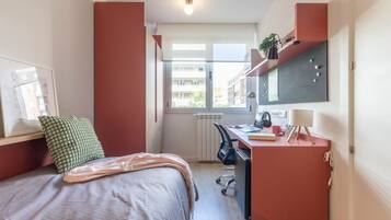Double Room, 2 Single Beds | Desk, laptop workspace, free WiFi