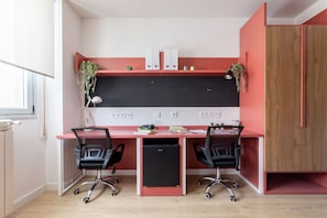 غرفة مزدوجة كلاسيكية | مكتب ومساحة عمل للكمبيوتر المحمول وواي فاي مجانًا