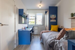 Double Room, 2 Twin Beds | Desk