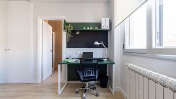 Standaard kamer | Een bureau, een laptopwerkplek, gratis wifi