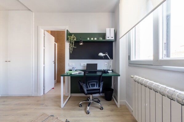 Standardværelse | Skrivebord, arbejdsområde til bærbare computere, gratis Wi-Fi