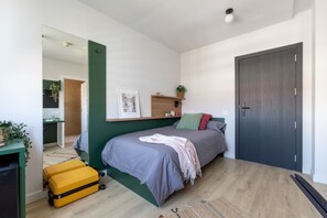 Standard Room | Desk