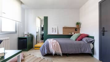 Desk, laptop workspace, free WiFi