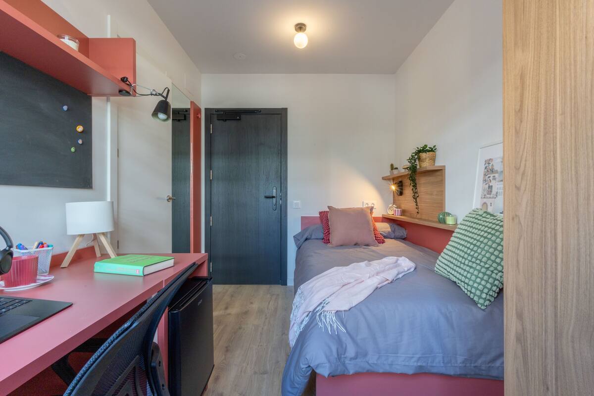 Double Room, 2 Twin Beds | Desk