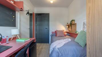 Tweepersoonskamer, 2 eenpersoonsbedden | Een bureau, een laptopwerkplek, gratis wifi