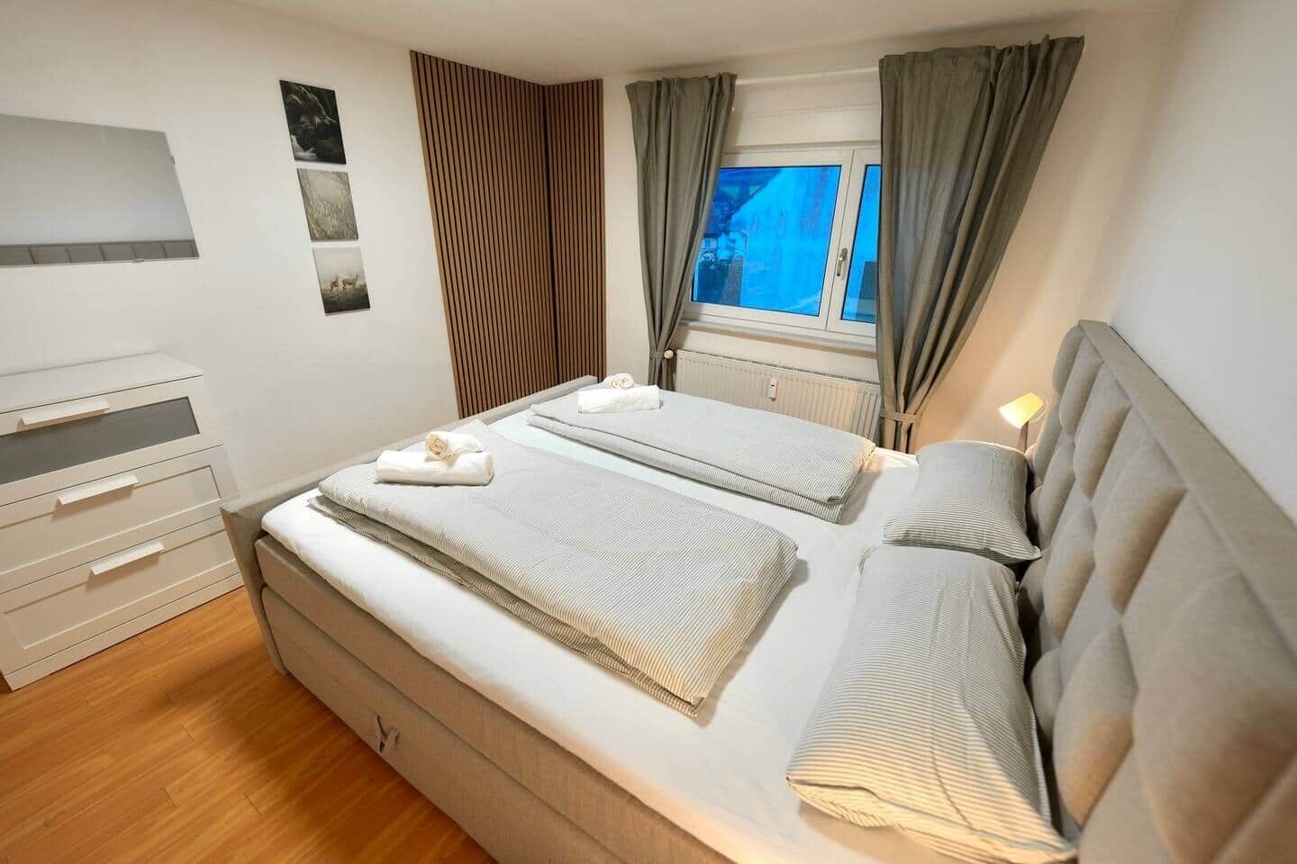 1 slaapkamer, een strijkplank/strijkijzer, gratis wifi, beddengoed