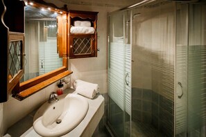 Shower, hair dryer, towels - Alykanas Deluxe Apartment with Sea View, Wi-Fi and Air Conditioning (Alykes)