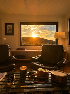 Televisión, chimenea y estéreo 