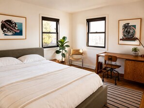 3 bedrooms, desk, WiFi, bed sheets