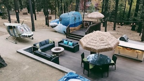 Outdoor dining - 7bd cabin-hot tub-game room-play area-tiki bar (Big Bear Lake)