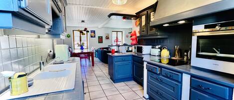 Kühlschrank, Mikrowelle, Ofen, Geschirrspüler