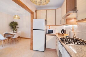 Een koelkast, een microgolfoven, een oven, een kookplaat