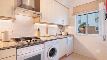 Réfrigérateur, micro-ondes, four, plaque de cuisson