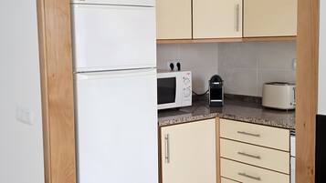 Frigorífico, microondas, horno y placa de cocina