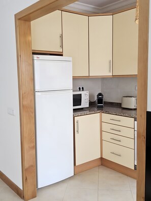 Frigorífico, microondas, horno y placa de cocina