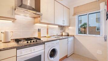 Kylskåp, mikrovågsugn, ugn och spishäll