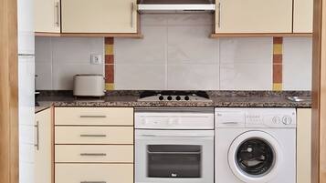 Frigorífico, microondas, horno y placa de cocina