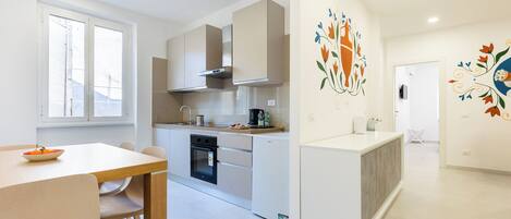 Geladeira, fogão, cooktop, cafeteira/chaleira