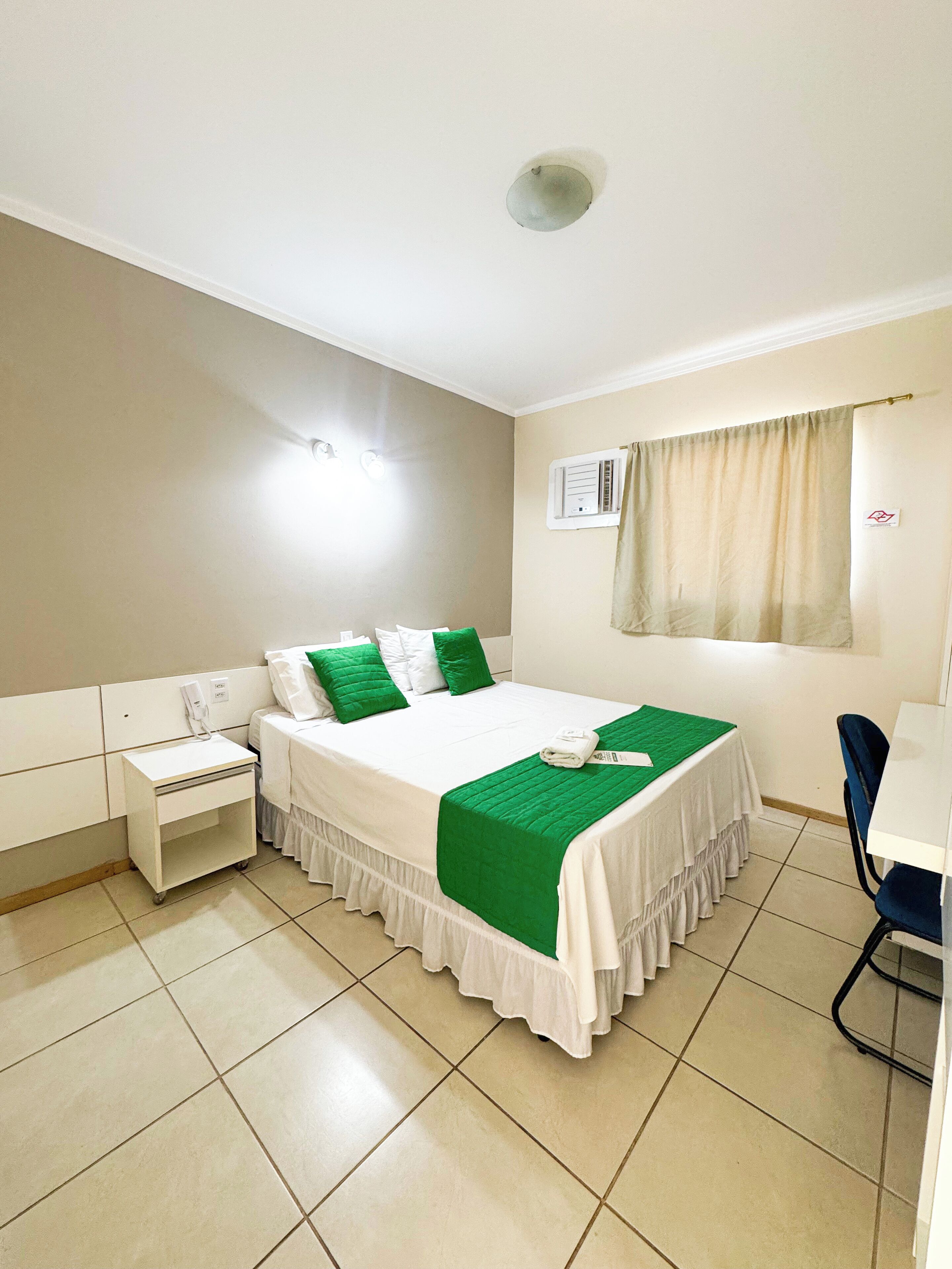 Suite estándar | Escritorio y wifi gratis