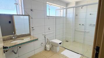 Suíte standard | Banheiro | Toalhas de banho, papel higiênico