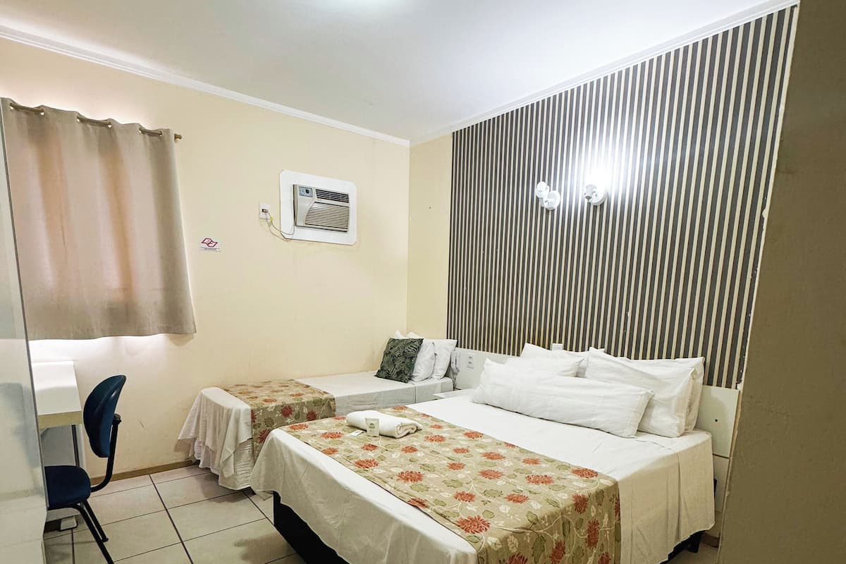 Triple Room | Desk, free WiFi