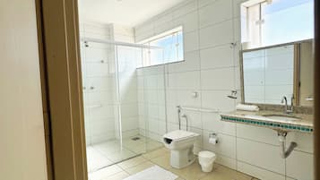 Standard Suite | Bathroom | Towels, toilet paper