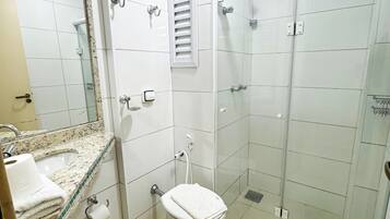 Quarto triplo | Banheiro | Toalhas de banho, papel higiênico