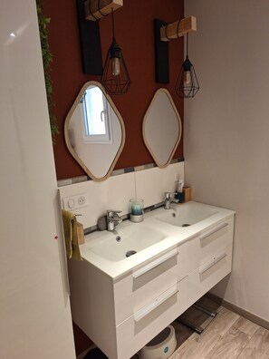 Dusche, Haartrockner, Toilettenpapier