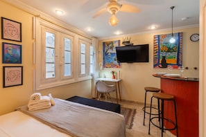 A hotel room with a bed, a desk, a TV, and artwork on the walls. - Boutique Studio 4 Minutes From Copacabana Beach Jc702b (Rio de Janeiro)