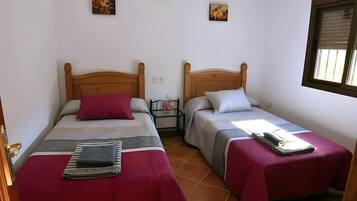 Een strijkplank/strijkijzer, wifi, beddengoed