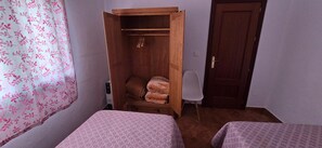 Een strijkplank/strijkijzer, wifi, beddengoed