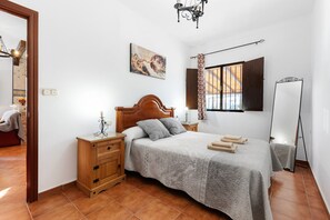 3 bedrooms, iron/ironing board, WiFi, bed sheets