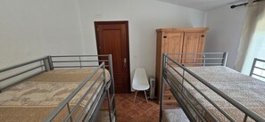 3 bedrooms, iron/ironing board, WiFi, bed sheets