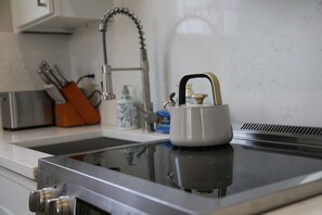 Geladeira, micro-ondas, fogão, cooktop