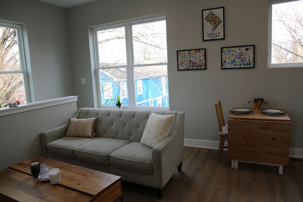 Een smart-tv en boeken