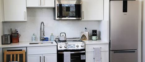 ثلاجة، ميكروويف، فرن، موقد طهي مسطح