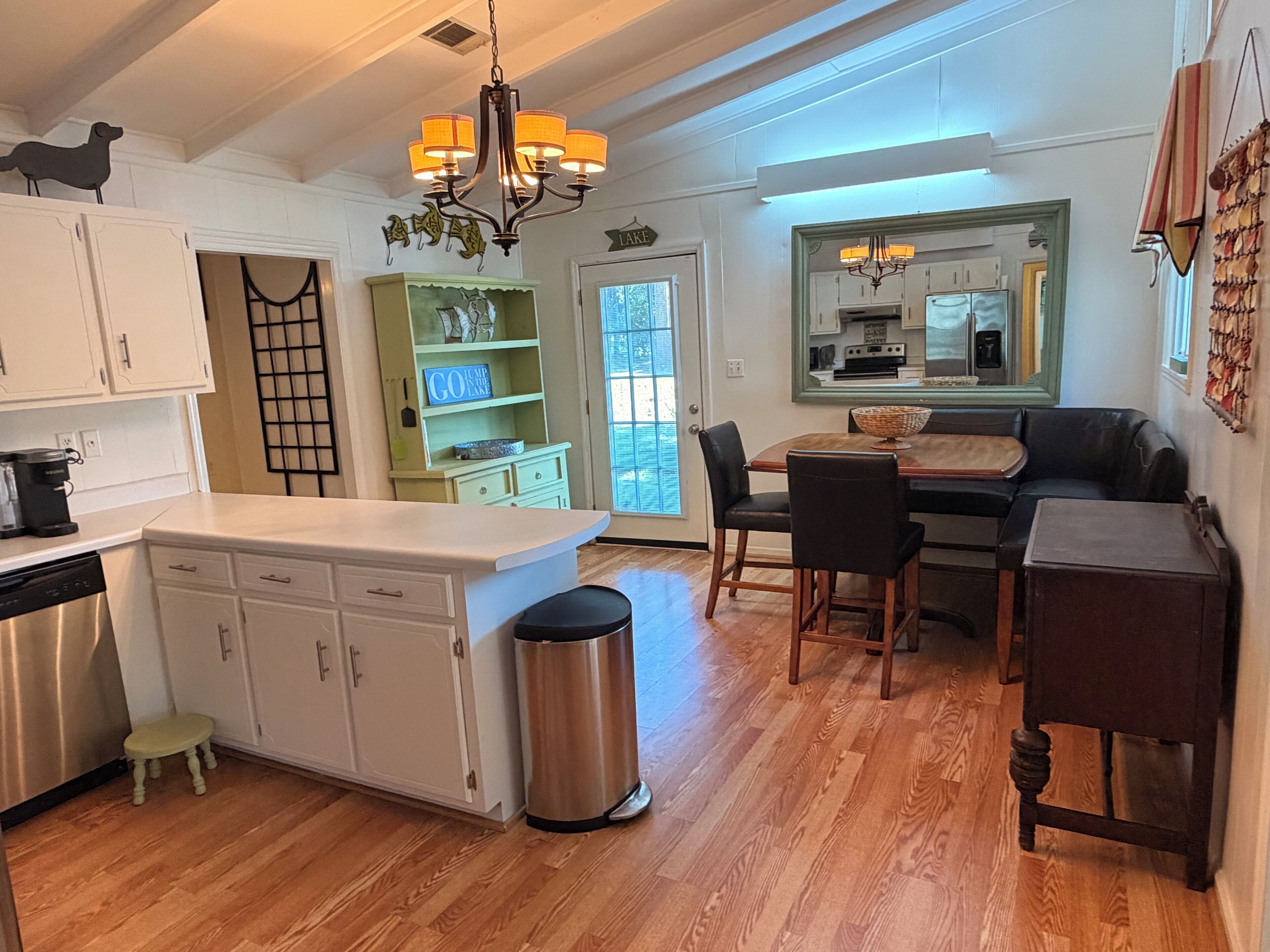 Microondas, horno, placa de cocina y lavavajillas