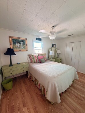 3 bedrooms, iron/ironing board, WiFi, bed sheets - Lakefront Escape on Lake Blackshear/ Private Dock / Peaceful Views (Warwick)